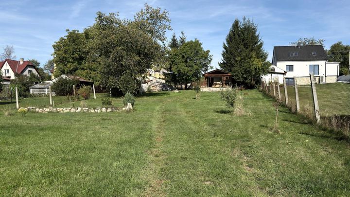 Zahrada s cestou do hloubky pozemku